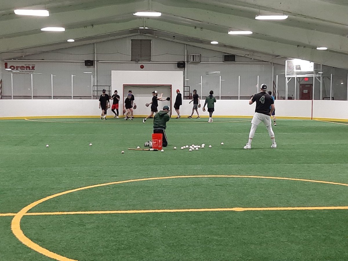 Jacks22u's tweet photo. A Winter's night ... the wind is howling, the snow is blowing, it's cold outside ... in other words ... the perfect conditions for an "Indoor" Baseball workout ... ⚾️⚾️⚾️ https://t.co/0UvfqU4mHV