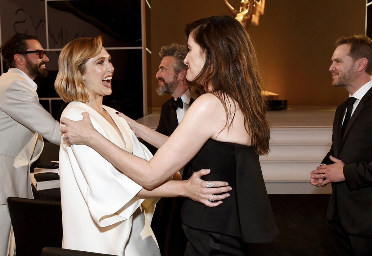 wandaslizzie's tweet photo. elizabeth olsen and kathryn hahn at awards shows 🥺🥰 >>>>>>>>>> https://t.co/PzyZPlUfut