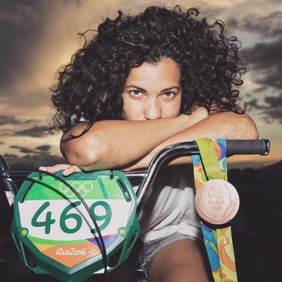 ymelendez's tweet photo. “Me costó caro no llevar minivestido, no alisarme el cabello ni llevar tacones rojos. Pero esta soy yo, nunca seré un disfraz, yo soy leal a mi verdad. Las mujeres somos unas campeonas, no importa cuánto caigamos siempre seguiremos levantándonos”. Stefany Hernández. https://t.co/kpH69Frl5m