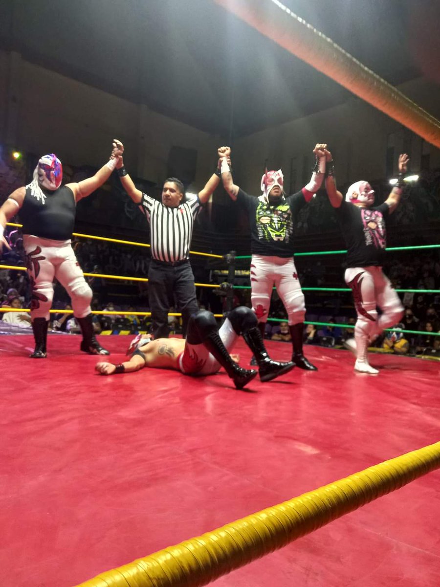 LaTijeraLucha's tweet photo. El futuro de la lucha libre aérea se hizo presente en #NezaOriginal.
Un gran duelo de los 6 jóvenes estetas, donde #Kilvan, #ThunderStorm y #Dante logran vencer a #AguilaRoja, #Astrolux y #Calibus; en batalla que salieron premiados por sus grandes castigos y suicidas lances... https://t.co/FFq2rSLOsh