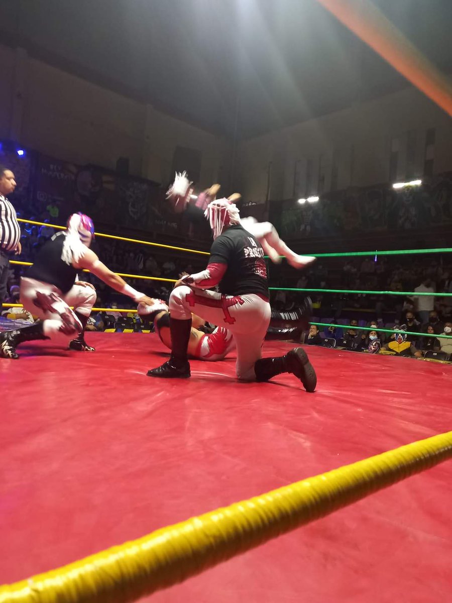 LaTijeraLucha's tweet photo. El futuro de la lucha libre aérea se hizo presente en #NezaOriginal.
Un gran duelo de los 6 jóvenes estetas, donde #Kilvan, #ThunderStorm y #Dante logran vencer a #AguilaRoja, #Astrolux y #Calibus; en batalla que salieron premiados por sus grandes castigos y suicidas lances... https://t.co/FFq2rSLOsh