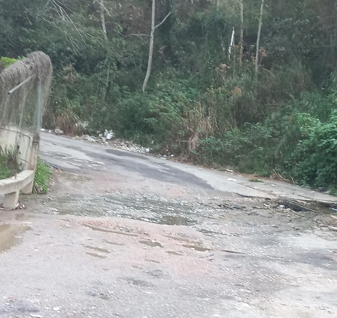 Enrique65331097's tweet photo. @farith15 @AlcaldiaSAA @ElTequeno @gestionperfecta @josyfernandez @MObras_Publicas "URGENTE" SE REQUIERE MANTENIMIENTO A LA CARRETERA LA MARIPOSA, Municipios RESPONSABLES Guacaipuro, Los Salías y Libertador DEBEN COORDINAR ACONDICIONAMIENTO, FIN EVITAR ACCIDENTES.  APOYEN YA!!!! https://t.co/rgkymnnE4X