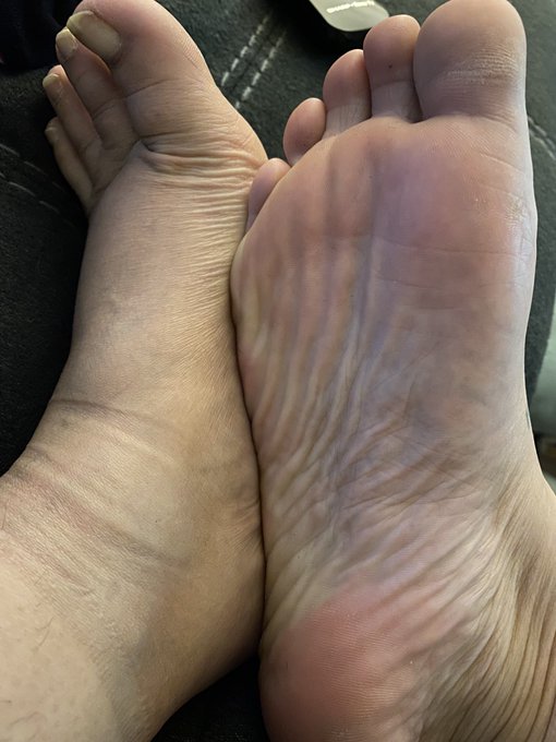 Look at those sexy wrinkles 😈 &bull;Findom footfetish soles footworship toes paypig &bull; https://t.co/ALm676