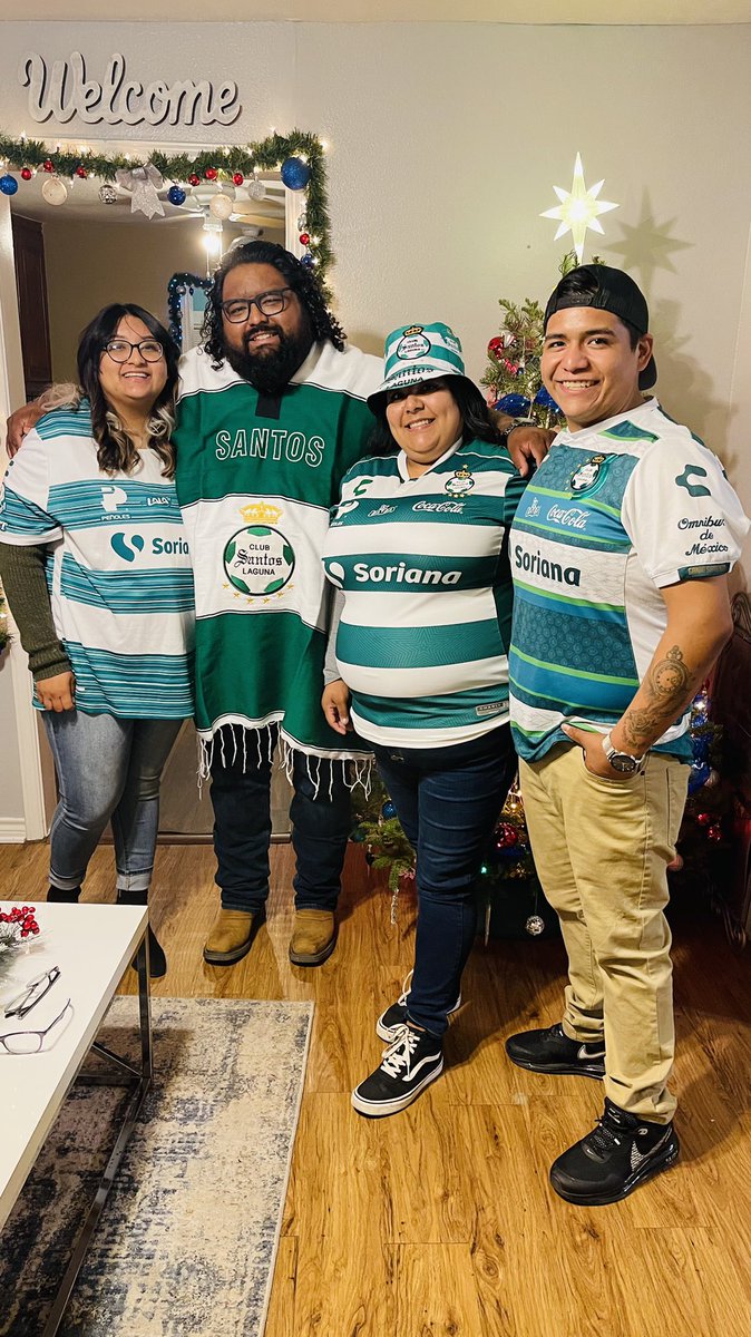 burrito0129's tweet photo. #FOXLigaMX #GritaXLaPaz @marianot19 @SirJohnLaguna @daniella_lg @FOXDeportes Saludos a la familia Velásquez de Fort Worth Texas. Fanáticos de @ClubSantos de toda la vida. Y hoy ganan los guerreros. https://t.co/E5UQvP4cbd