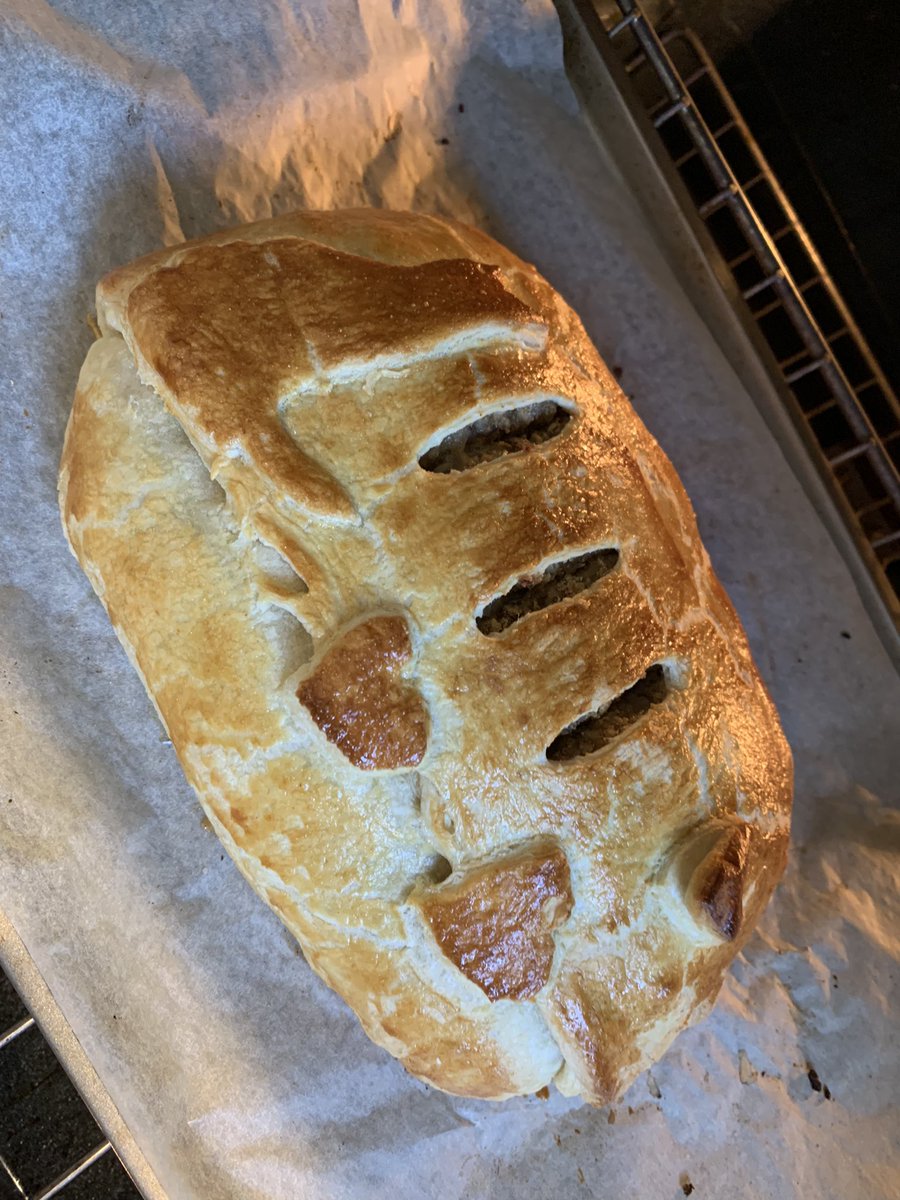 HayleyKushar's tweet photo. Unexpected delight this evening when I made the @chrissyteigen Meatloaf Wellington recipe.😍🤤 I never knew this was missing from my life. Plus…I made it cute 💁🏻‍♀️🐈❤️👩‍🍳
#cravings #alltogether #cooking #meatloafwellington #makeitcute #CatsofTwittter https://t.co/AVxCXfi68C