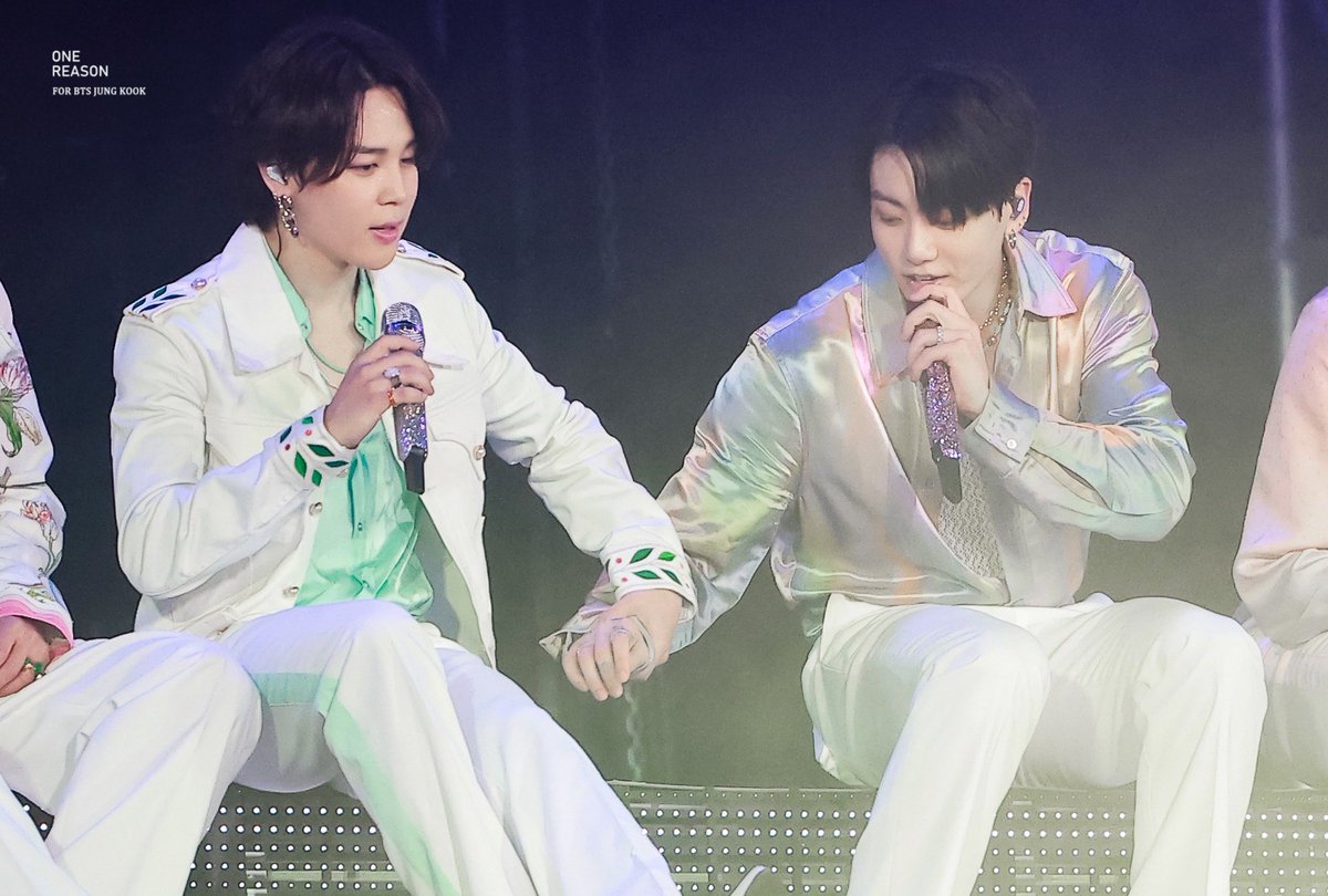 ONE_REASON_JK's tweet photo. 211128 PTD IN SEOUL

뿅아리 형아 한테 손목 잡힌 토끼🐰
#JUNGKOOK #JK #정국 #JIMIN #지민 @BTS_twt https://t.co/rwha6FiCL9