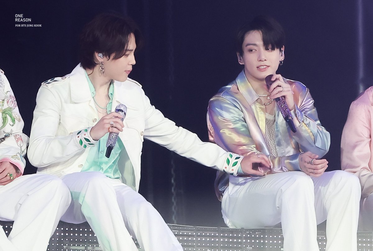 ONE_REASON_JK's tweet photo. 211128 PTD IN SEOUL

뿅아리 형아 한테 손목 잡힌 토끼🐰
#JUNGKOOK #JK #정국 #JIMIN #지민 @BTS_twt https://t.co/rwha6FiCL9