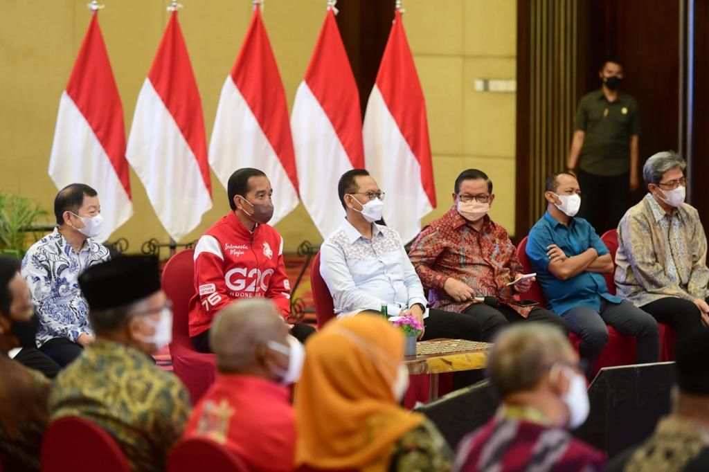 jokowi's tweet photo. Pemindahan ibu kota negara ini bukan berarti kita ingin meninggalkan DKI Jakarta. Tidak sama sekali. PDB ekonomi negara ini 58 persen ada di Jawa, dan magnetnya DKI. 

Dengan dibangunnya Ibu Kota Nusantara, Indonesia akan memiliki kota dengan standar internasional. https://t.co/Yq3q4suiH9