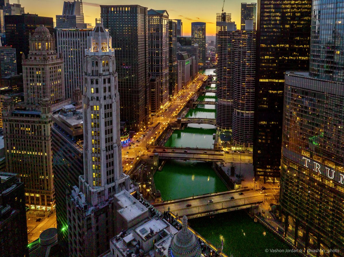 vashon_photo's tweet photo. The city where the river is currently green and the sunset makes the buildings sparkle gold. #Chicago ✨ https://t.co/GwlHa6Gmec