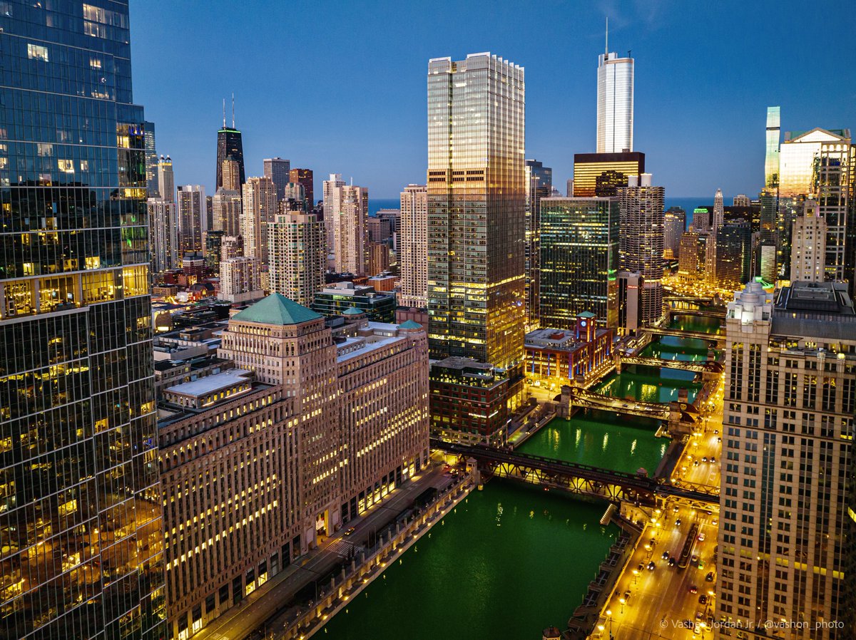 vashon_photo's tweet photo. The city where the river is currently green and the sunset makes the buildings sparkle gold. #Chicago ✨ https://t.co/GwlHa6Gmec