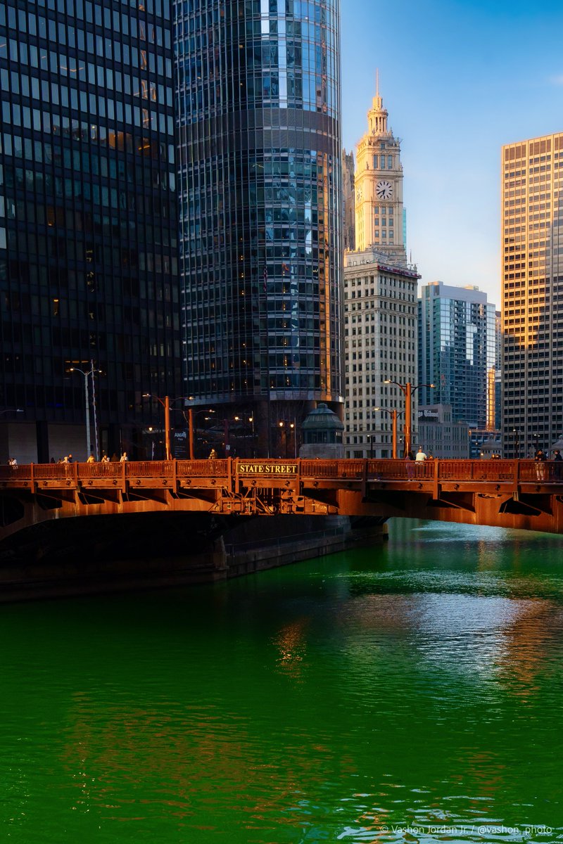 vashon_photo's tweet photo. The city where the river is currently green and the sunset makes the buildings sparkle gold. #Chicago ✨ https://t.co/GwlHa6Gmec