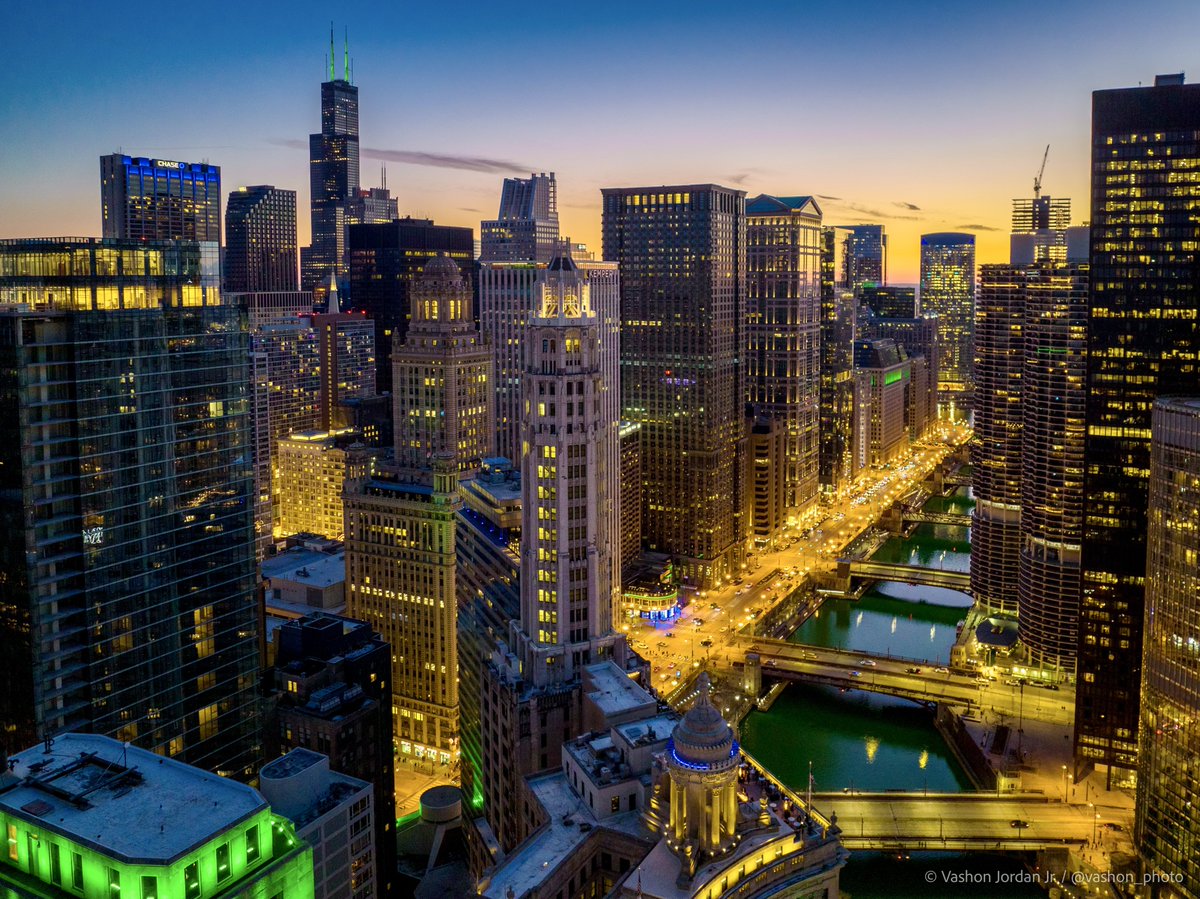vashon_photo's tweet photo. The city where the river is currently green and the sunset makes the buildings sparkle gold. #Chicago ✨ https://t.co/GwlHa6Gmec
