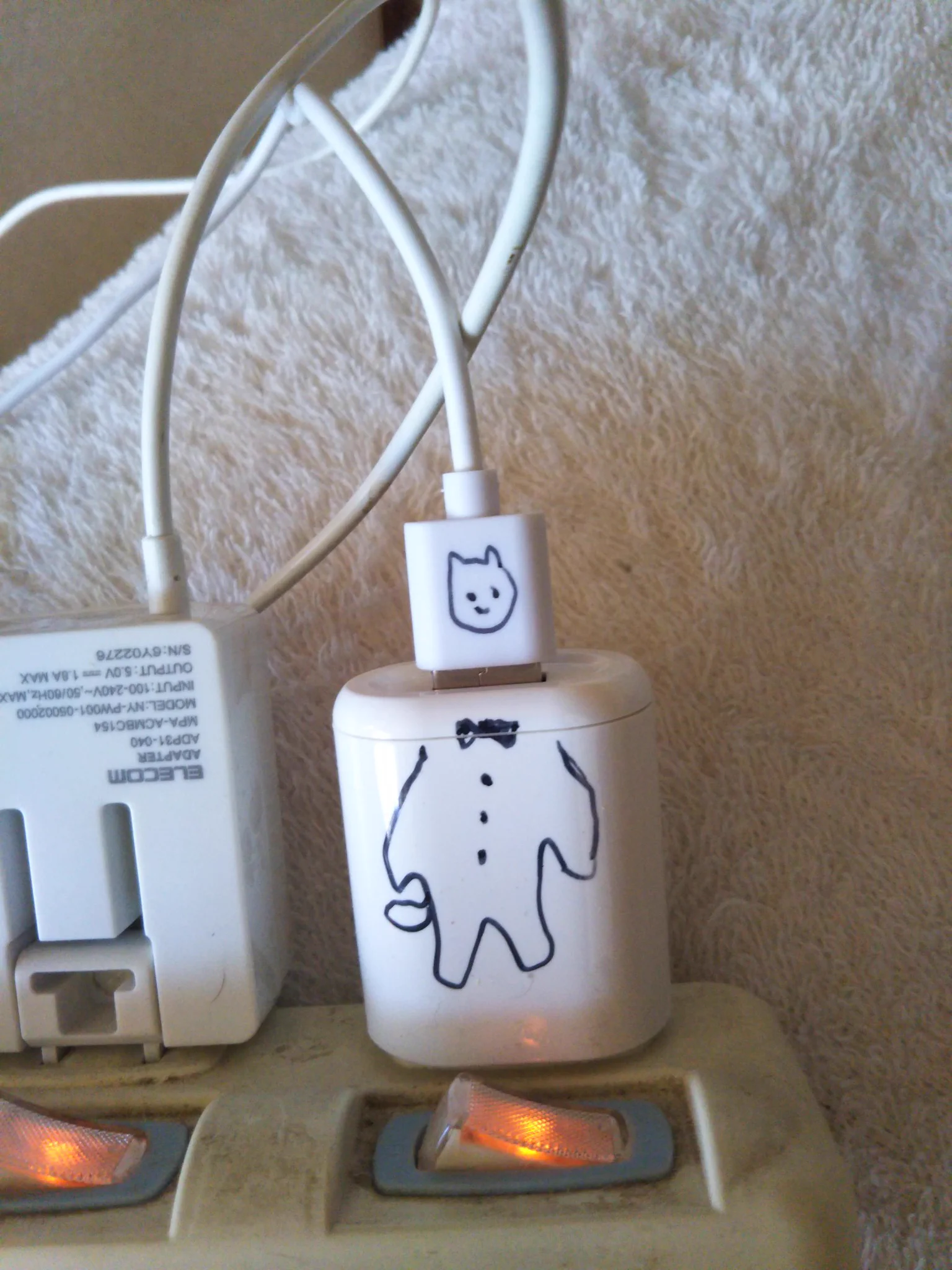 爆笑‼電源タップの差し込む向きがわかりにくかったから絵を描いてみた