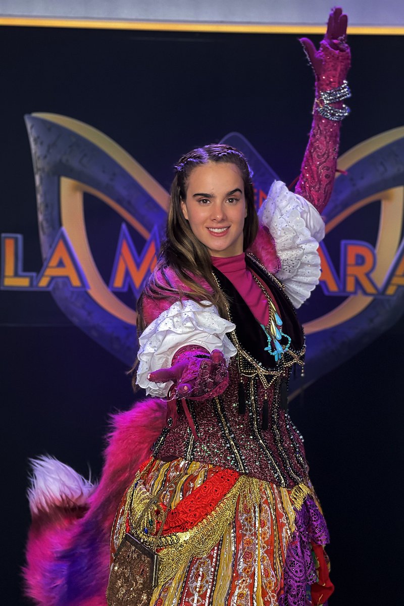 Univision's tweet photo. #Gitana es... @GalaMontes2 💖👏 #QuienEsLaMascaraUS https://t.co/oro5BEQQIT