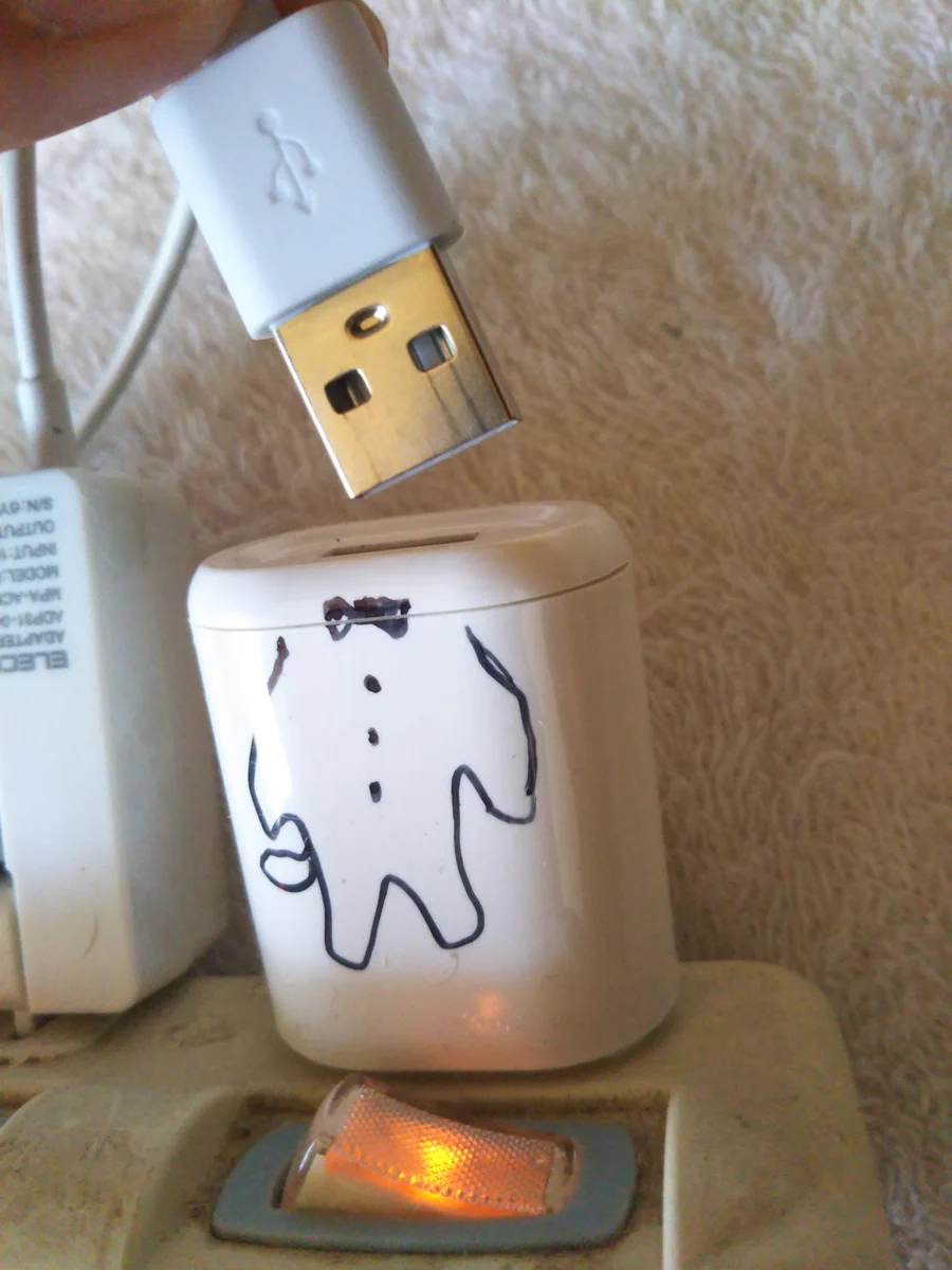 爆笑‼電源タップの差し込む向きがわかりにくかったから絵を描いてみた