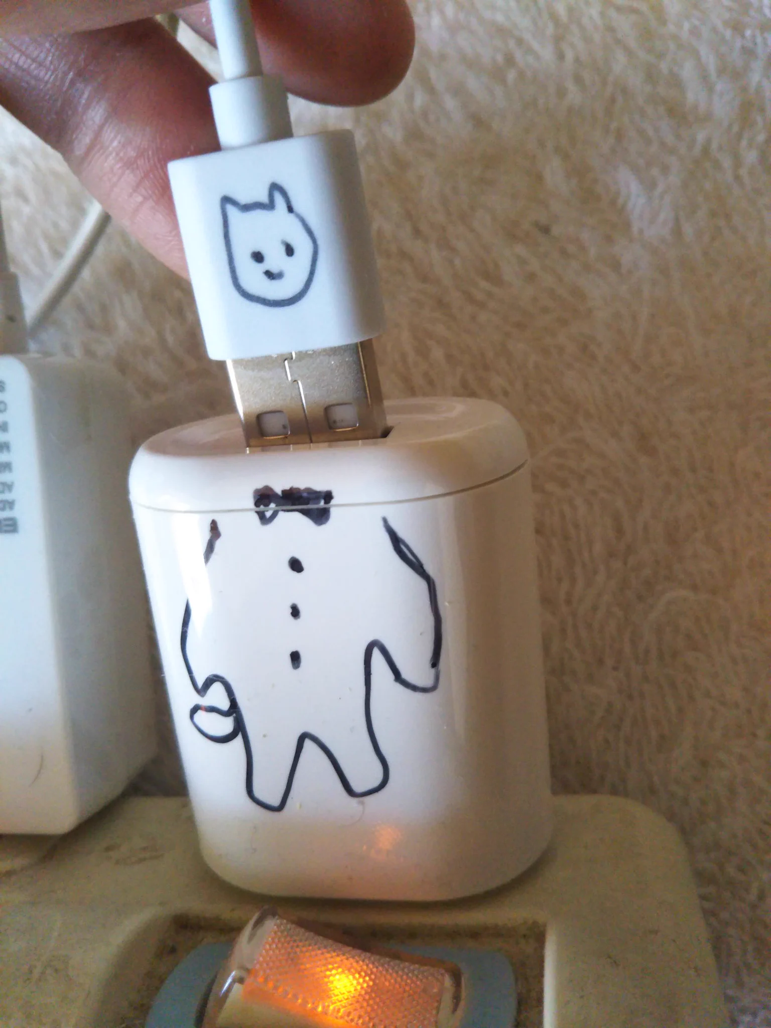 爆笑‼電源タップの差し込む向きがわかりにくかったから絵を描いてみた