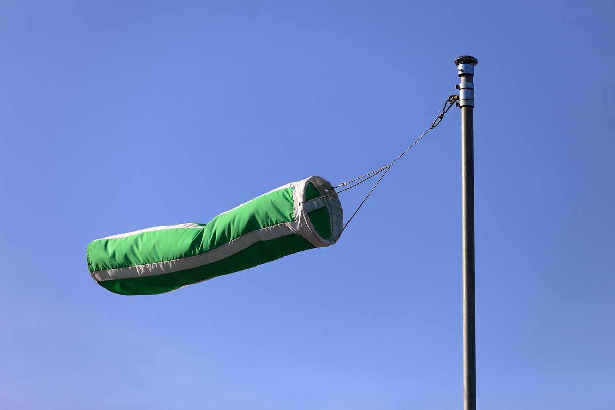 日本自動車工業会 自工会 公式 S Tweet クイズ 今日は 強風 となっている地域が多いようですね 高速道路で 横風注意 の標識と一緒に脇に立っている以下の名称はなんでしょう ぜひコメントにお寄せください 正解は明日 鯉のぼり ではないです