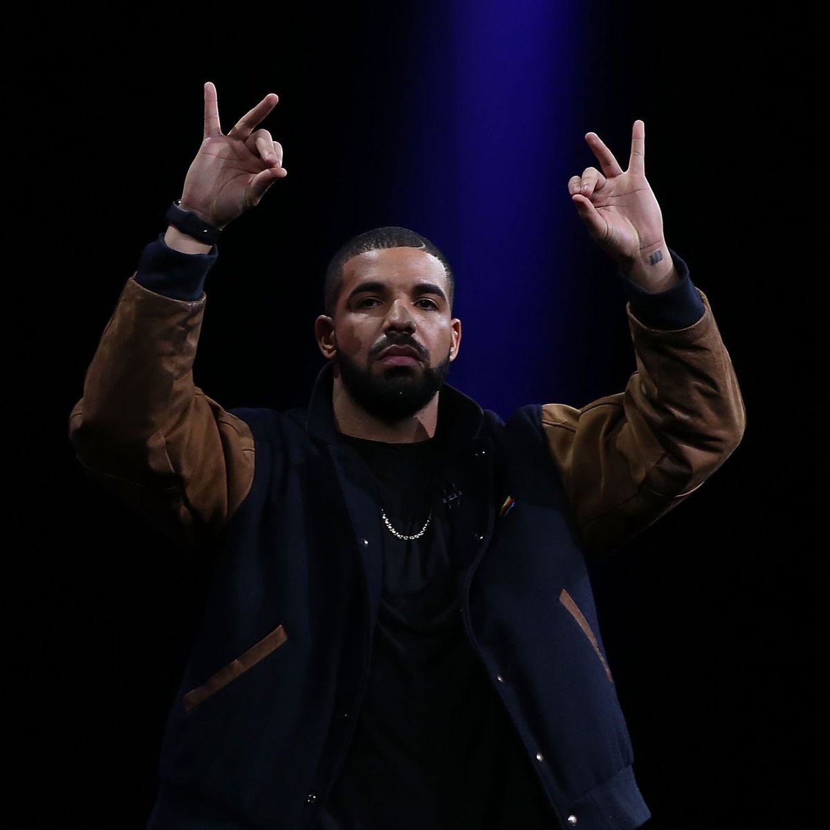 excelfies's tweet photo. @Jake101_ @raptvcom You ser are not a drake fan https://t.co/C9jVGM2N2P