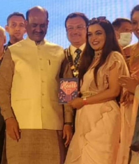 jguptallb's tweet photo. My wife @AuthorDeepti presenting her book #MySuitcaseHeart (published by @Rupa_Books) to Sh. Om Birla, Speaker, Lok Sabha at the #Rotary District Conference, RID 3011

@GlobalPitara https://t.co/GS8pH5WrdF