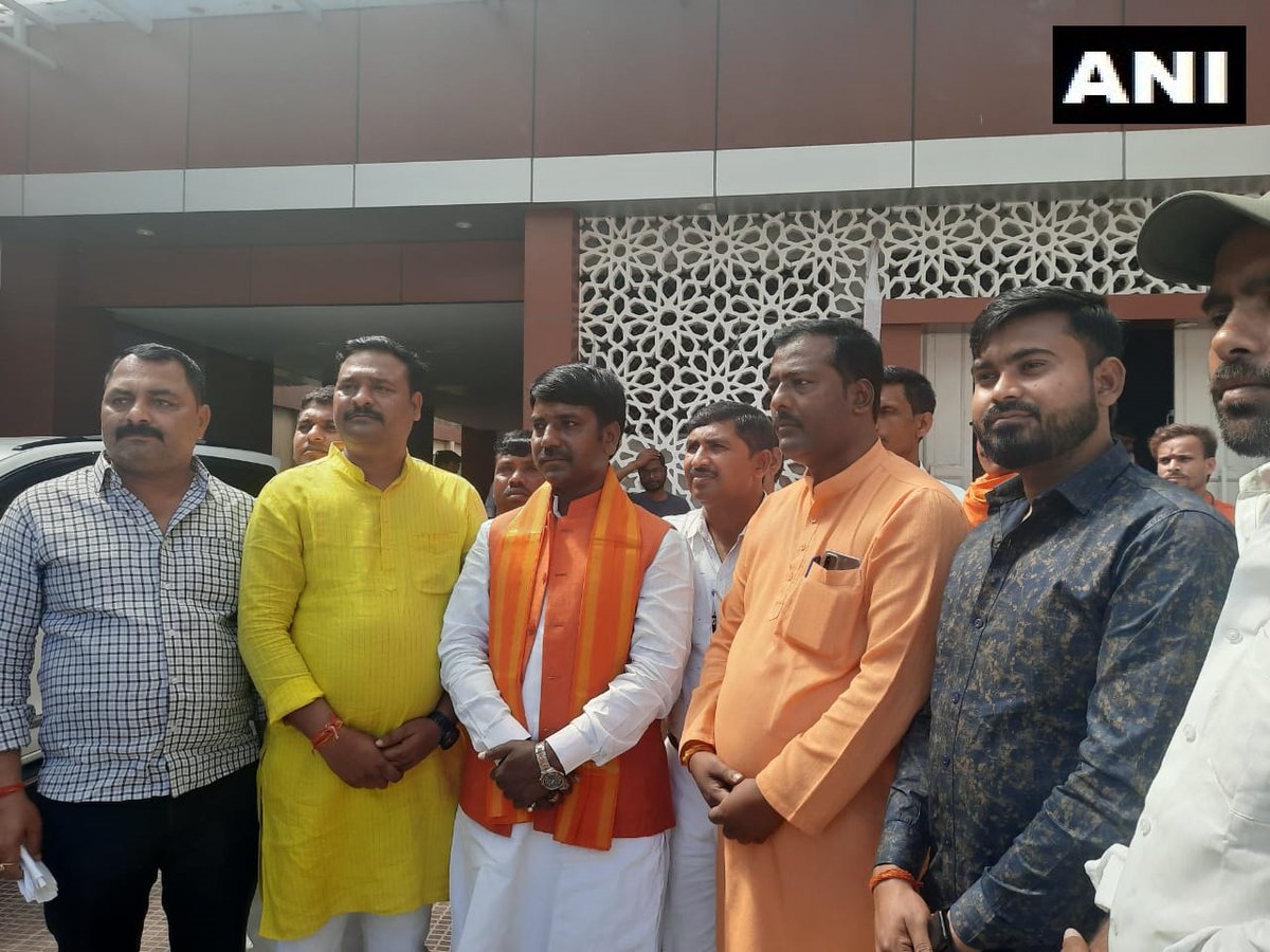 Ganesh Chandra Chauhan, a sanitation worker who contested #UttarPradeshElections as a BJP candidate, won by a margin of 10,553 votes. He contested from Dhanghata seat in Sant Kabir Nagar

He says, 'BJP & people gave message that even an ordinary worker can reach greater heights.'