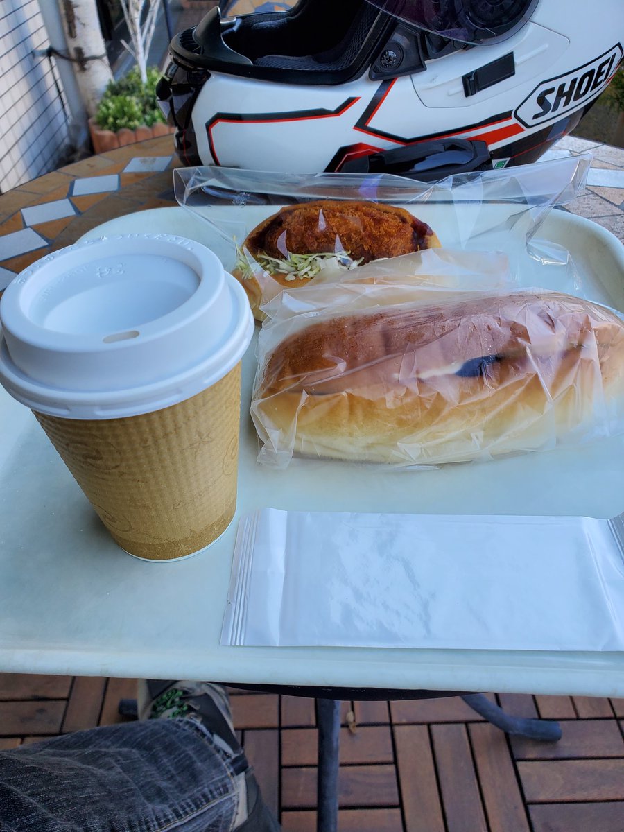 B0LD0R's tweet photo. 今日はパン屋のテラスでお茶します。
あんバターフランスが美味しい店なんだけど無かったのコッペで代用 https://t.co/fnJ3Fru8kA