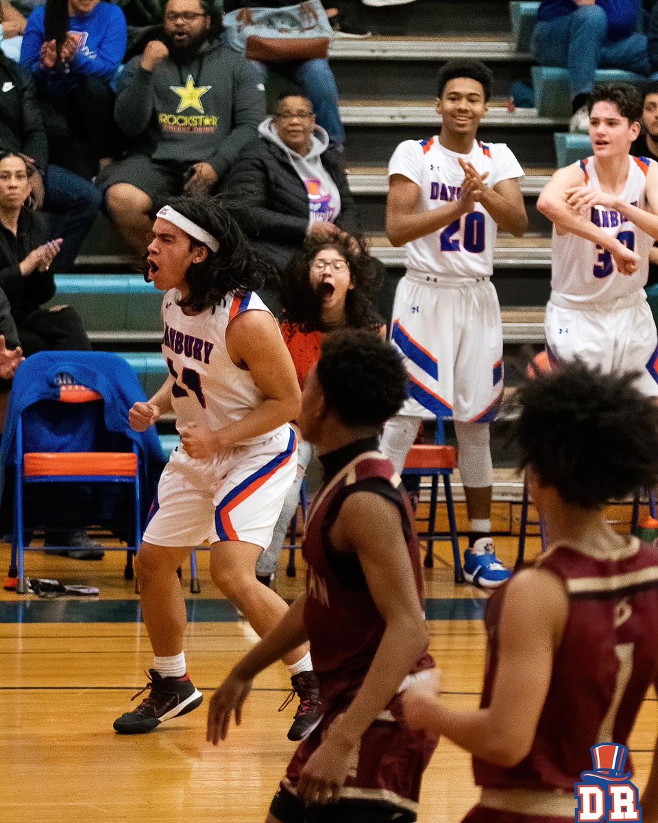 DesignatedRpt's tweet photo. .@HattersHoops #HatSnaps finale. 🎩📸🧡💙
Visit https://t.co/mHYEgjfUou to find ALL of the photos from both games. https://t.co/pKqF5srjKG