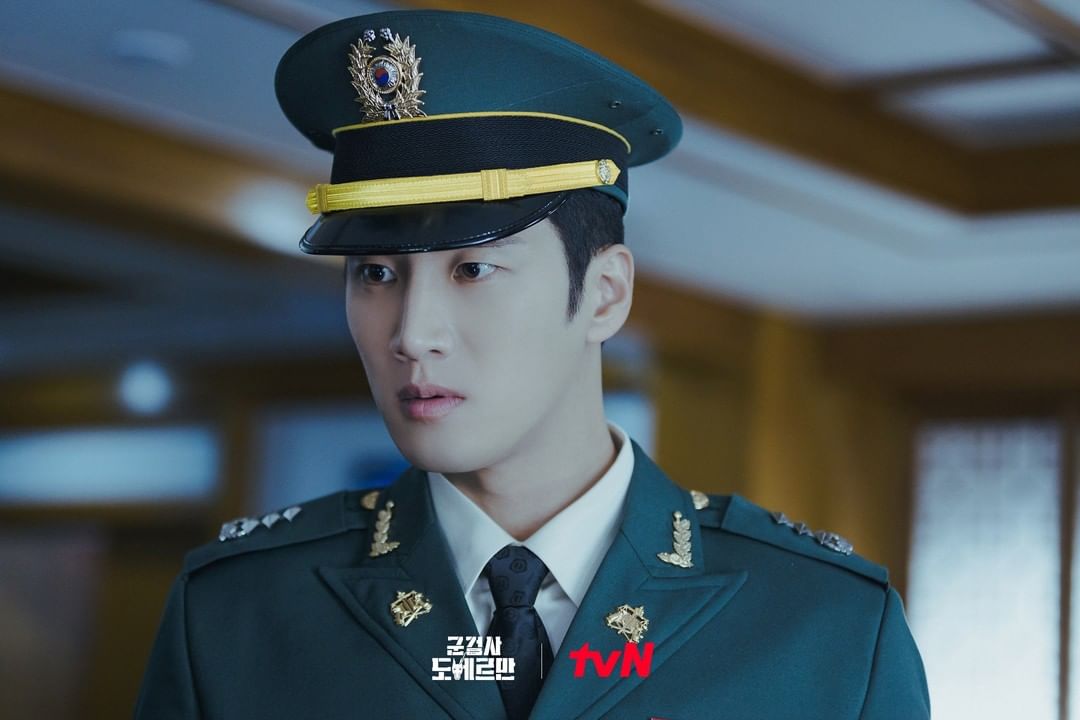 THEK___KING's tweet photo. 🐶Military Prosecutor Doberman🐶

It's based on an actual incident. #MilitaryProsecutorDoberman #AnBoHyun #ChoBoA to widen the horizons of dark heroes

Check out the ranking on THEKKING!
The final 1st will be sent to New York Times Square

*Source tvN official instagram https://t.co/BhOSb28LkV