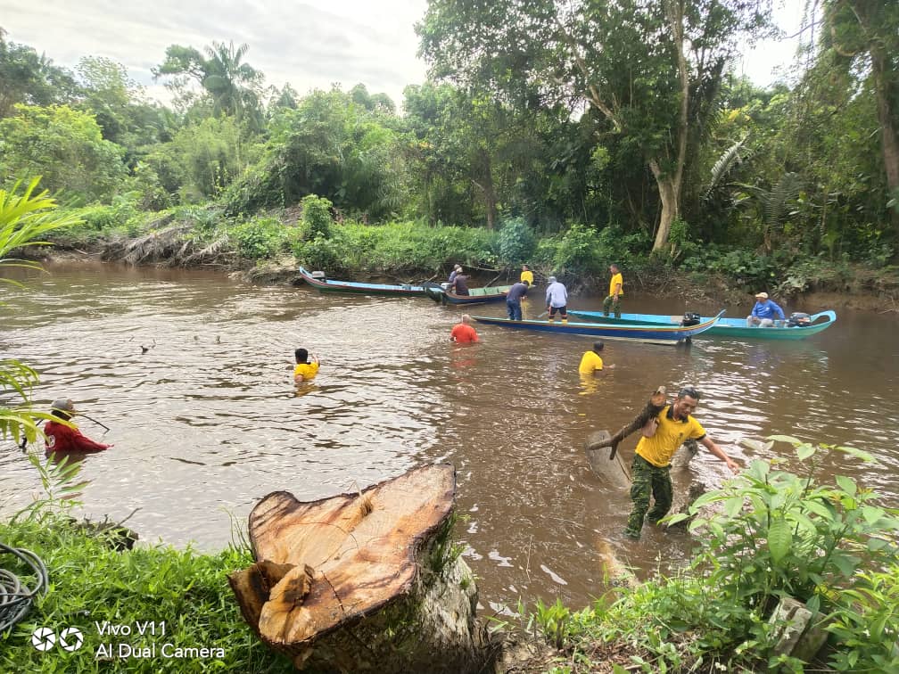 RELADAERAHMUKAH's tweet photo. 12 MAC 2022 II (SABTU) 

PROGRAM KHIDMAT BAKTI RELA DAERAH MUKAH 

GOTONG-ROYONG KHIDMAT KOMUNITI MEMBUANG SEBATANG POKOK YANG MENGHALANG LALUAN SUNGAI KAMPUNG LINTANG BALINGIAN.

#KhidmatBaktiRELA
#SetiaBerbakti
#DariRakyatBersamaRakyatUntukRakyat https://t.co/DwuhvPh1Qs