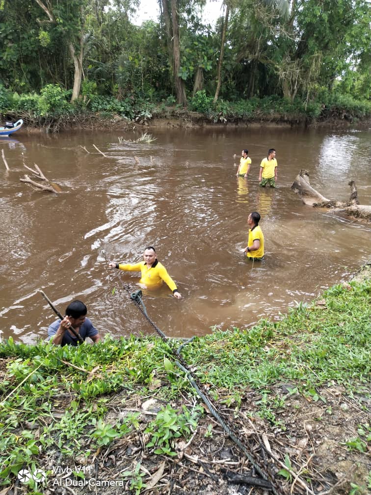 RELADAERAHMUKAH's tweet photo. 12 MAC 2022 II (SABTU) 

PROGRAM KHIDMAT BAKTI RELA DAERAH MUKAH 

GOTONG-ROYONG KHIDMAT KOMUNITI MEMBUANG SEBATANG POKOK YANG MENGHALANG LALUAN SUNGAI KAMPUNG LINTANG BALINGIAN.

#KhidmatBaktiRELA
#SetiaBerbakti
#DariRakyatBersamaRakyatUntukRakyat https://t.co/DwuhvPh1Qs