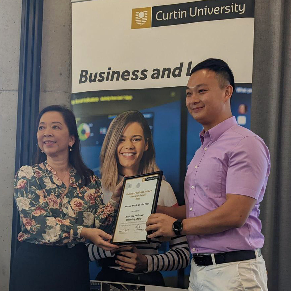 CurtinFBLR's tweet photo. [6/8]🌟 Journal Article of the Year Award 🌟
Congratulations to joint winner:
A/Prof. Mingming Cheng (@MingmingCurtin) for his journal article on , ‘COVID-19 pandemic exposes the vulnerability of the sharing economy: a novel accounting framework’, Journal of Sustainable Tourism. https://t.co/HcVj89dHrD