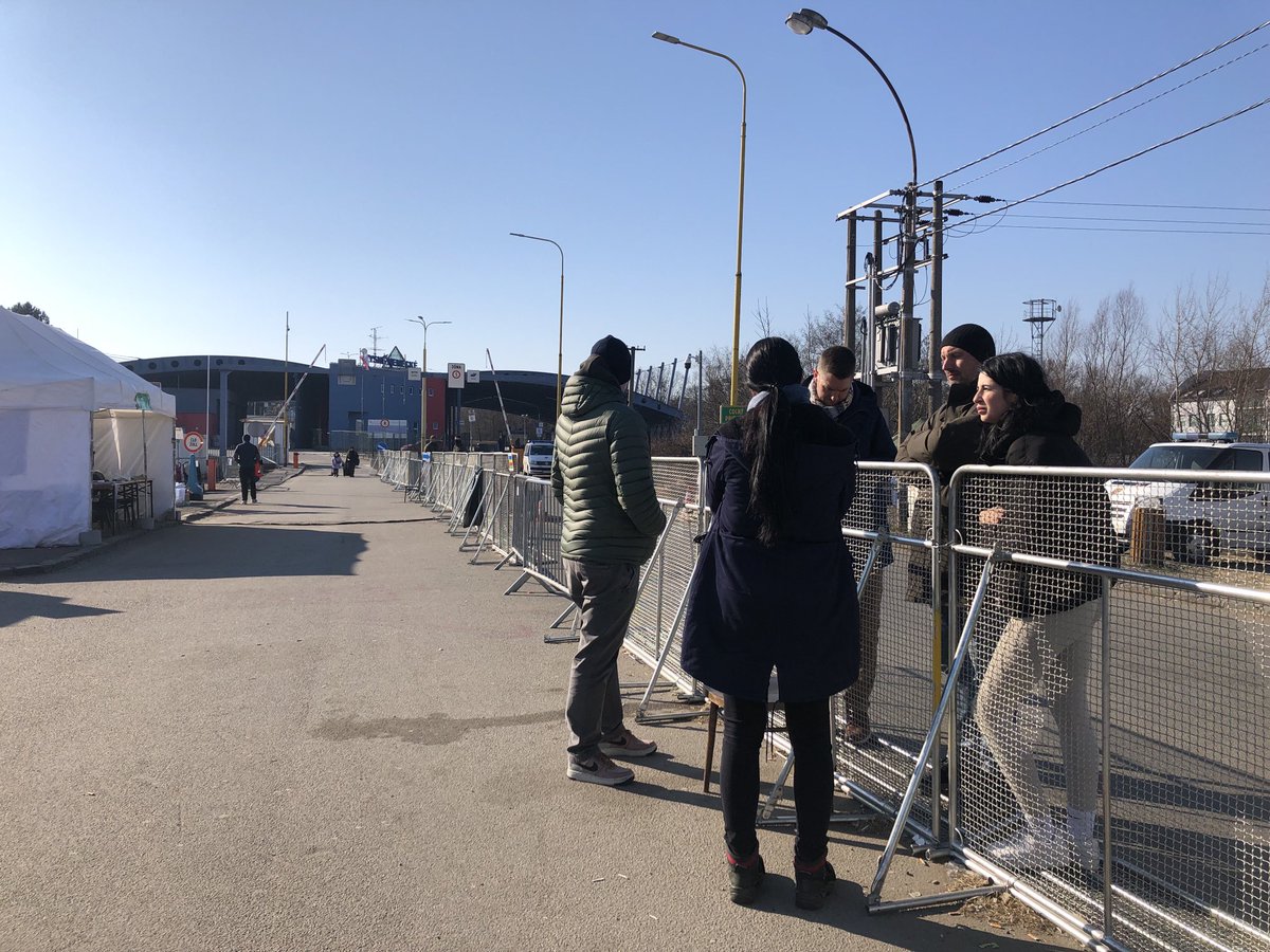 kapfadenhauer's tweet photo. Ankunft Grenze: Team versucht stark zu bleiben. Mutter mit Kind, die wir erwarten, soll es nicht geschafft haben. Ukr. Arzt spricht uns an, ihm sterben in Militärkrankenhaus Leute weg, Braucht dringend Vakuum Pumpen f Wunden. Olympia-Jugendliche haben es geschafft ⁦@BR24⁩ https://t.co/T17ccjtqxE