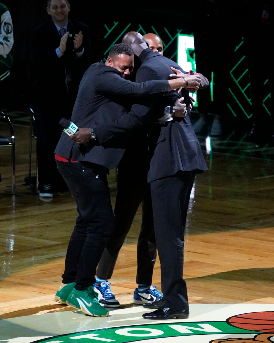 parallelecinico's tweet photo. Questa notte i Celtics hanno ritirato la n.5 di Garnett

Kevin: "È davvero bello vedere qui Ray Allen... brutta merda!"

Allen si alza, i due si abbracciano. Arriva anche Pierce. Il magico trio in un unico abbraccio.
I dissapori tra KG e Allen messi alle spalle.
Lacrime.
#NBAtipo https://t.co/e24NOvQJOh