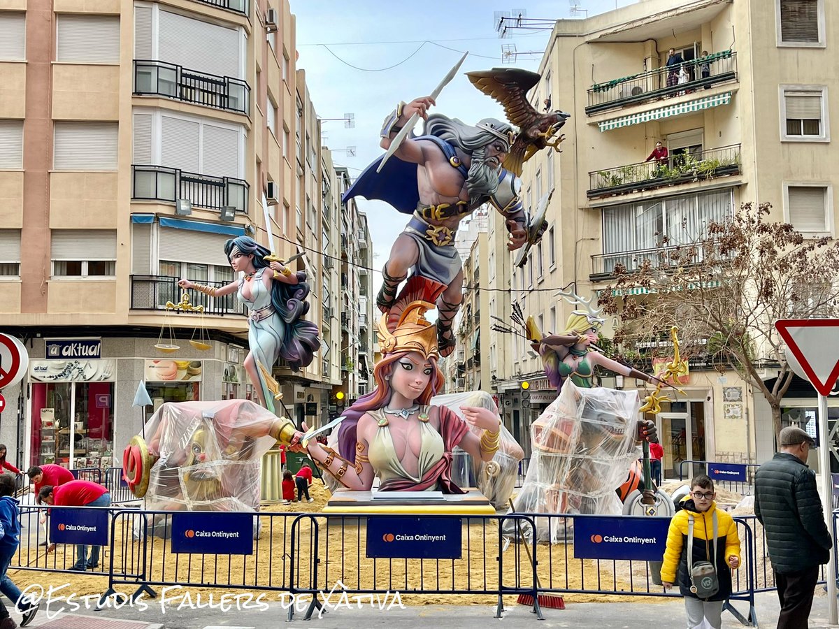 Esfaxat's tweet photo. Ja han començat les falles a Xàtiva!!! Aquest cap de setmana les comissions ja han tret els monuments al carrer. 

@JLFXATIVA 
#falles #Xàtiva #xàtiva #monumentsfallers https://t.co/6vu6LOTnBn