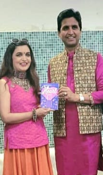Rupa_Books's tweet photo. Our author Deepti Singh Gupta @GlobalPitara  of #MySuitcaseHeart presented her copy of the book to @DrKumarVishwas at the Rotary conclave in Delhi. https://t.co/ohLtLKWCdW