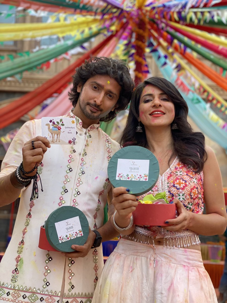 होली है!!Our dear friends @simplekaul and @kunalkarankapoor celebrating with the Colours of Hope! Celebrate Holi responsibly with Gulmeher Colors, now available at Organic Amrit! #Holi2022 #stars #simplekaul #kunalkarankapoor #festival #sustainableliving #sustainable #recycle