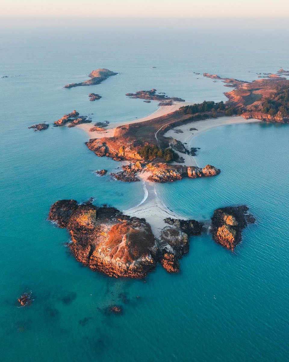 LMPositif's tweet photo. 🇫🇷 L'incroyable Archipel des Ébihens en Bretagne, un coin de paradis !        
☀️ Très belles semaine et bonne journée à tous ! 🍀 💛

📸 thibaultporiel https://t.co/sIY5b0OlnR