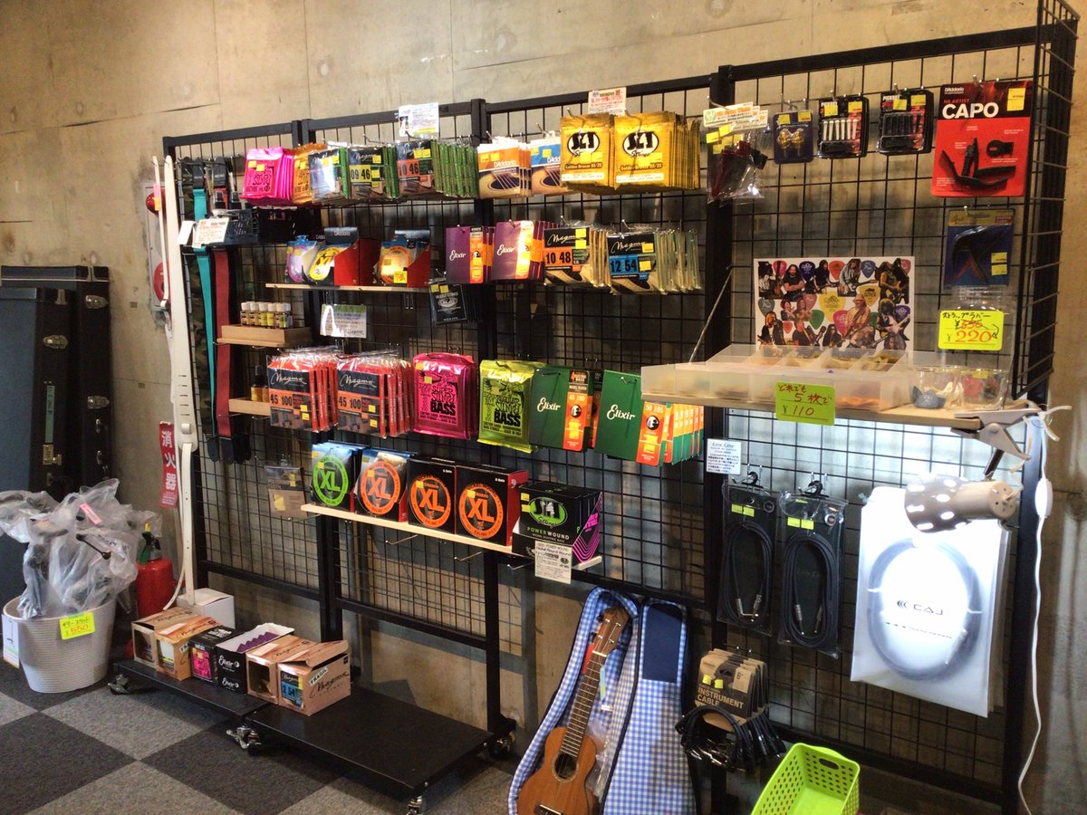 TSG52218959's tweet photo. 期間限定閉店セール実施中！
いろいろお買得になってますよ‼︎

おかげさまでお釣りも確保出来ましたので、一万円札でも大丈夫デス🤘
是非ご来店ください‼︎

※16日(水)と20日(日)はお休みになります！

#川越 #楽器屋 #ギター弦交換 #ベース弦交換 #アコギ弦交換 #弾き語り #TSG楽器店 
🤘カトー🤘 https://t.co/FPCKJpFQ91