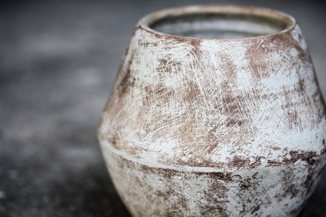 planetluxe's tweet image. Terra Collection by @matilda_studios #ArtLuxe
Her 'latest body of work is reminiscent of the unique Australian landscape. From the rolling orange and grey granite rocks of Yiruk Wamoon (Wilson’s Promontory) to the ancient sandy dirt plains of Mungo. #meettheartist #australianart