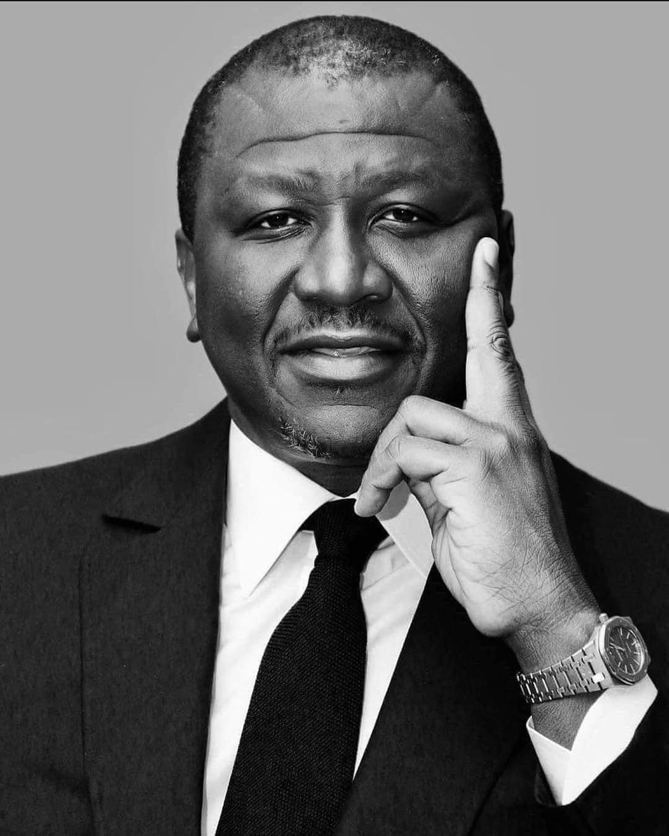 PacomeMethonou's tweet photo. Cet homme pour moi est un #modèle et une #inspiration, par son amour du travail, son abnégation et son cœur immense il demeure une icône mondiale et immortelle. Chers tous, #Hamback est un exemple à suivre pour une #Afrique Nouvelle. Paisible semaine de travail à tous. https://t.co/u6BzxRo4AL