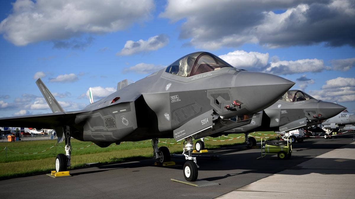 welt's tweet photo. Bundesregierung will Bundeswehr mit F-35-Tarnkappenjets ausrüsten https://t.co/zV192CaaDy https://t.co/Rr5LTJCKzW