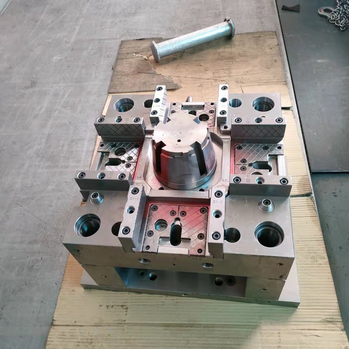 New mold is ready to fitting.
#mold #molding #tooling #plasticmold #injectionmold #moldmaker #moldfactory