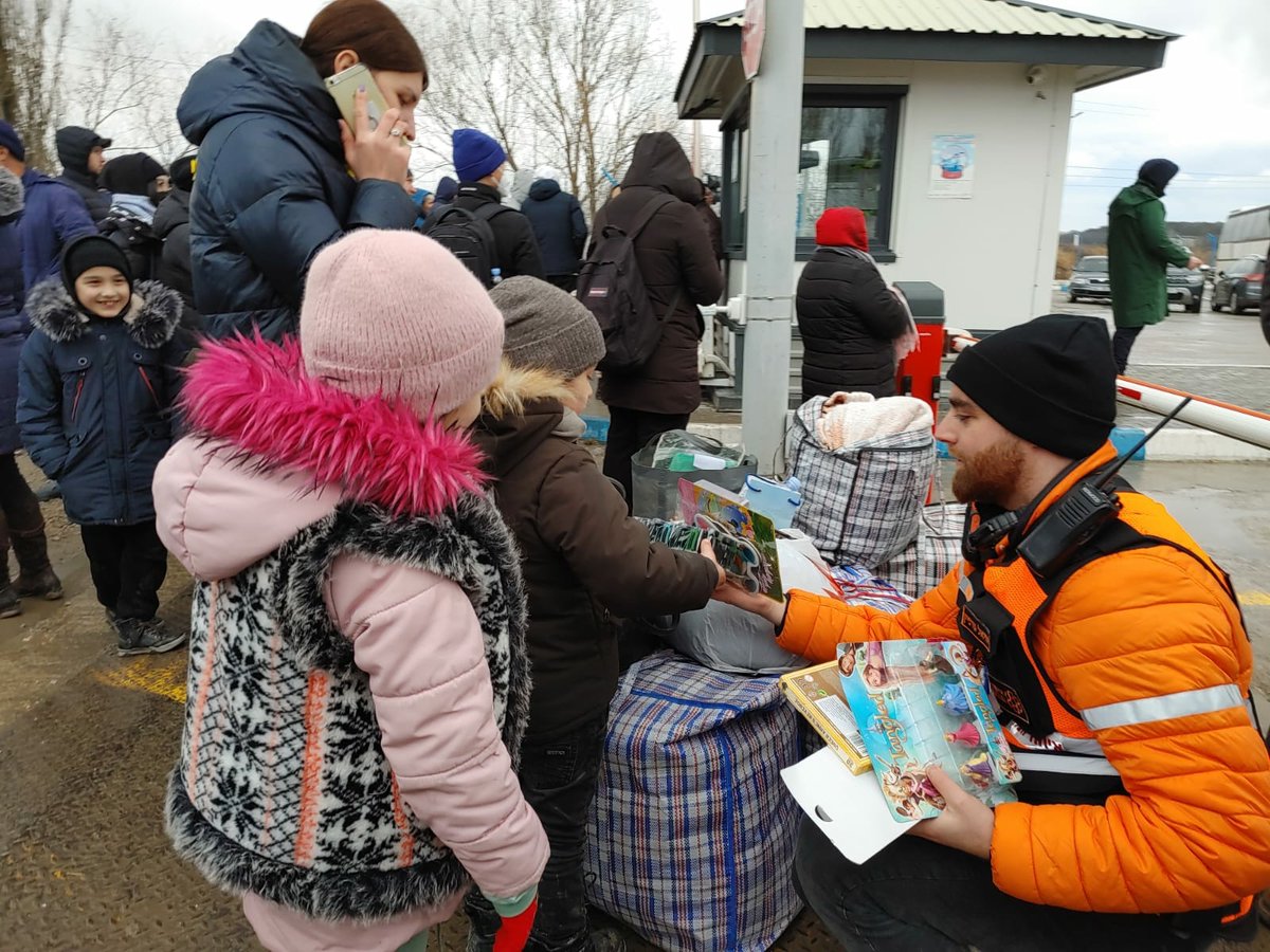 متطوع من منظمة إيحود هتسالاه الإسرائيلية يعطي ألعابًا للأطفال الأوكرانيين اللاجئين، على الحدود بين…
