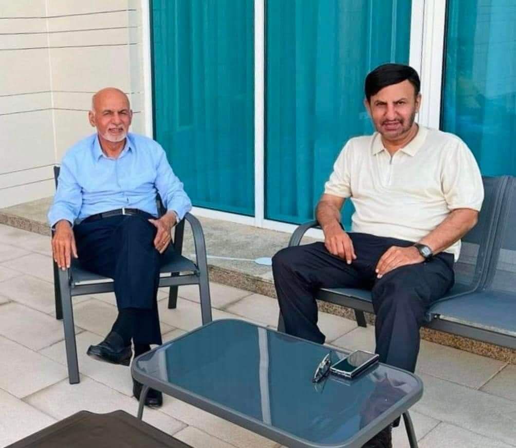 AfLatestNews's tweet photo. عکس تازه‌ی حشمت غنی با اشرف غنی، رییس جمهور فراری در ابوظبی!
آفرین خاین بخند به مردم افغانستان! https://t.co/26tiPRoLno