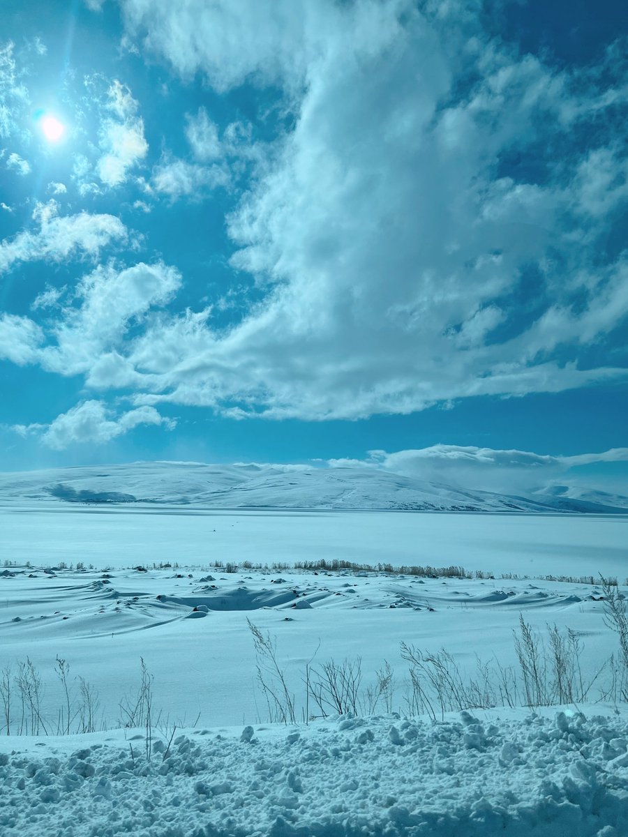 ugurerdidal's tweet photo. "Sanki burası herkesin unuttuğu bir yerde ve kar sessizce dünyanın sonuna yağıyordu."
Orhan Pamuk - Kar https://t.co/Yh9p6CJ8HF