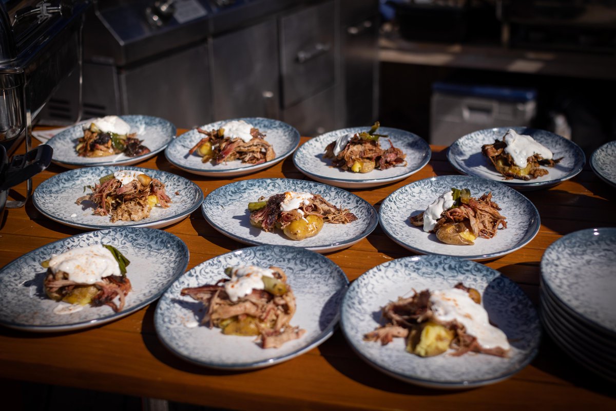 Gourmet BBQ with a view. The BBQ World Champion presenting his skills with a view of over 30 three thousand peaks on the Franzl terrace was an unforgettable experience. 🤩
#zellamseekaprun <a href="/schmitten1/">schmitten@schmitten.at</a> <a href="/falstaff/">FALSTAFF</a>  
 📷 Nikolaus Faistauer Photography