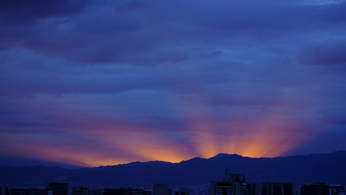 carbonvivo's tweet photo. atardecer apocalíptico Ciudad de Guatemala 13/03/22 https://t.co/mZfsE0NYcR