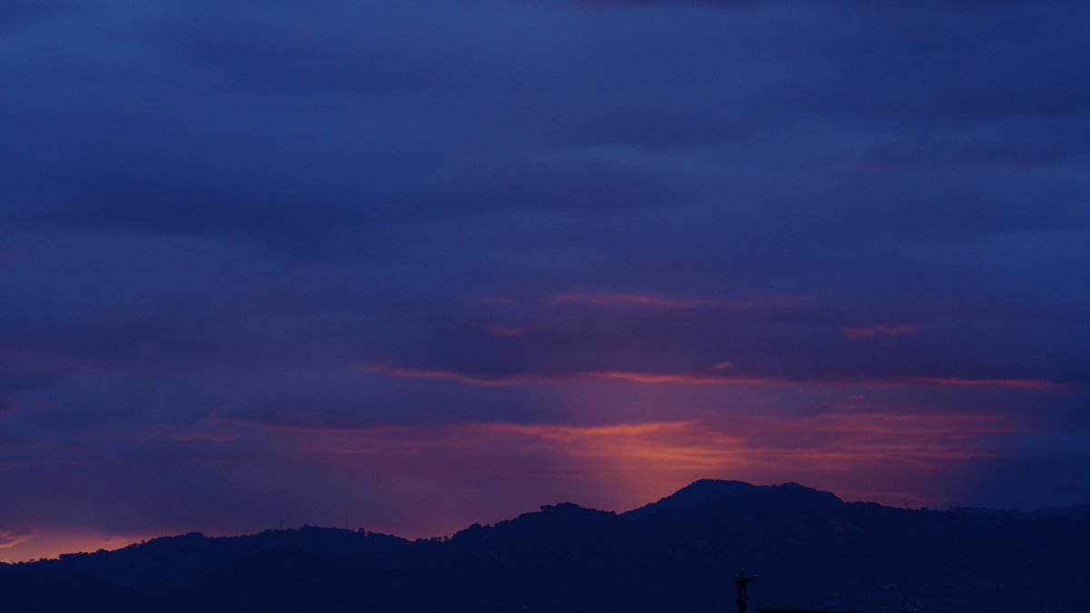 carbonvivo's tweet photo. atardecer apocalíptico Ciudad de Guatemala 13/03/22 https://t.co/mZfsE0NYcR