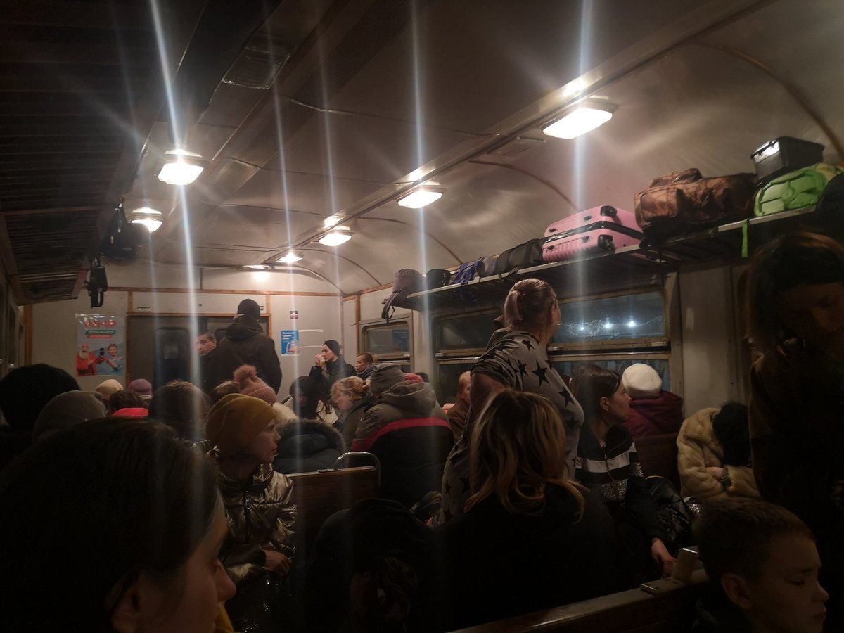 dennislindbom's tweet photo. Following the refugees from Ukraine 🇺🇦 over the border to Poland 🇵🇱 #refugees #Ukraina #RussiaUkraineWar https://t.co/k1OBhgMxtl
