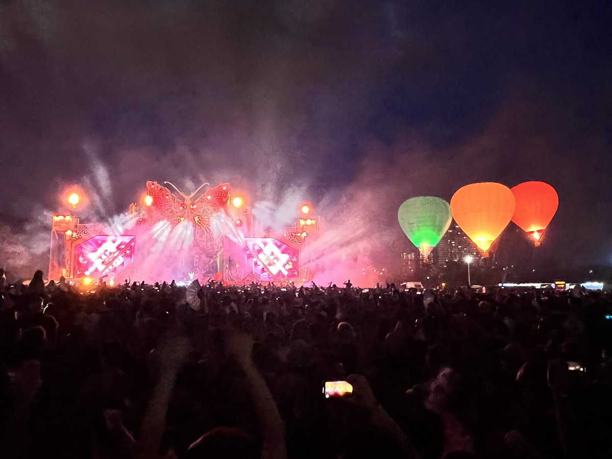 FlyCamAustralia's tweet photo. Finally big outdoor events are back! HSU Karnival Outdoor Festival 2022 at Flemington Race Course with our 30ft Jimmy Jib.
.
Event: @eventshsu 
Production: @revelmedia.co @simonlovellaus 
Camera Op: @vertprod 
Sony F55: @videocraftaust 
Location: @flemingtonvrc https://t.co/QuNhkPUf4F