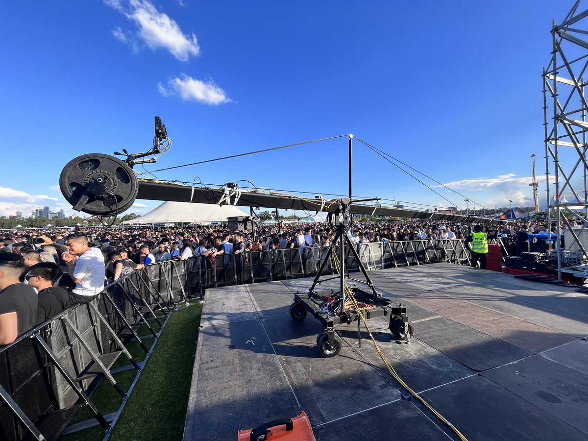 FlyCamAustralia's tweet photo. Finally big outdoor events are back! HSU Karnival Outdoor Festival 2022 at Flemington Race Course with our 30ft Jimmy Jib.
.
Event: @eventshsu 
Production: @revelmedia.co @simonlovellaus 
Camera Op: @vertprod 
Sony F55: @videocraftaust 
Location: @flemingtonvrc https://t.co/QuNhkPUf4F